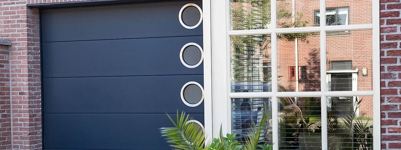 03 garagedeur - moderne sectionaalpoort perfect comfort - hoogwaardige materialen - black oak - met ramen