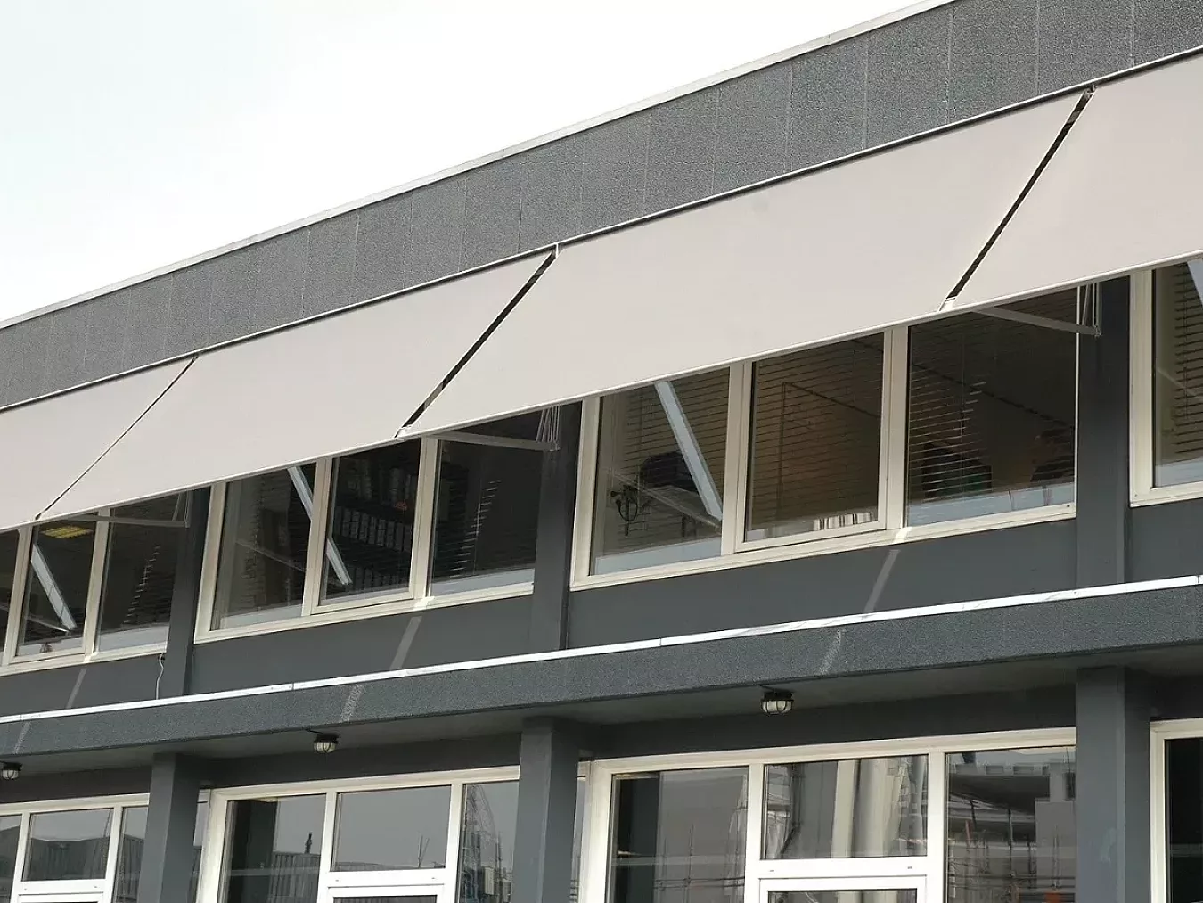 Sfeerbeeld uitvalscherm zonwering op maat gemaakt resize