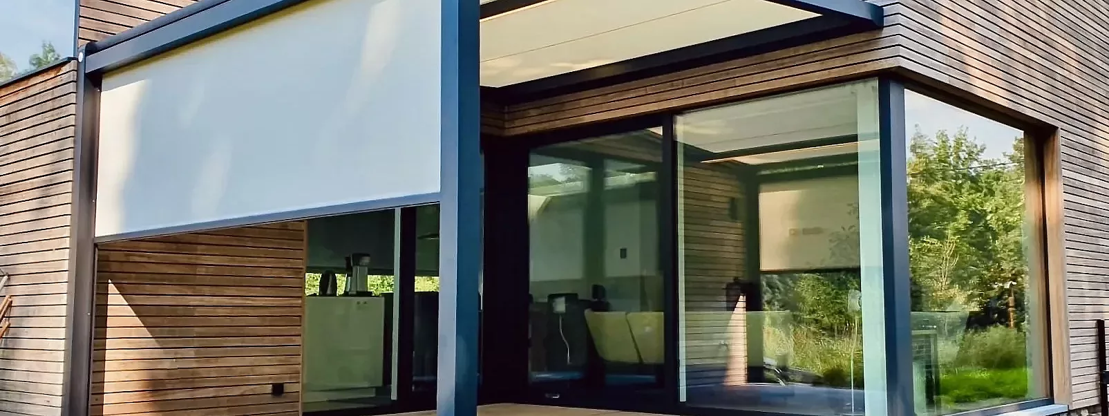 gamma zonwering - ramen - TUMBA pergola - pergolazonwering - maatwerk zonwering - sterk materiaal - hoogwaardig aluminium - overkapping met schaduwdoek - meer schaduw - op maat gemaakt -buitenzonwering -screens