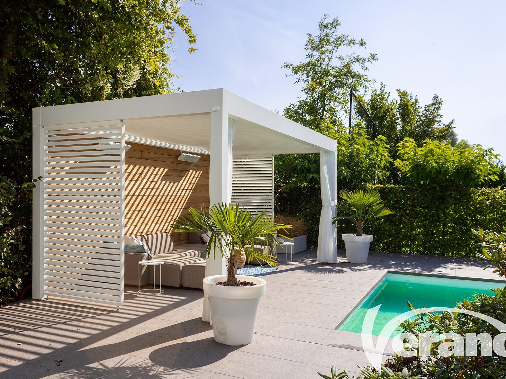 overkapping met lamellen lamellendak op maat gemaakt Sfeerfoto V870 Arezzo lamellen overkapping openschuifbare lamellen inkomend licht