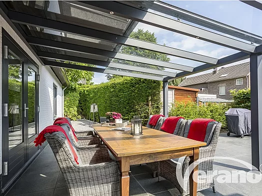 Polycarbonaat versus glas: Welk dak past bij jouw terrasoverkapping?