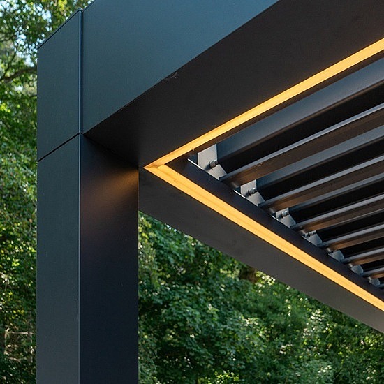 Lamellendak lamellen overkapping aluminium terrasoverkapping terras led spots led strips sfeer licht
