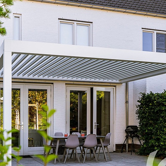 geïntegreerde zonwering lamellen overkapping Sfeerfoto V870 Verano Arezzo lamellendak terrasoverkapping aluminium lamellen kantelbaar