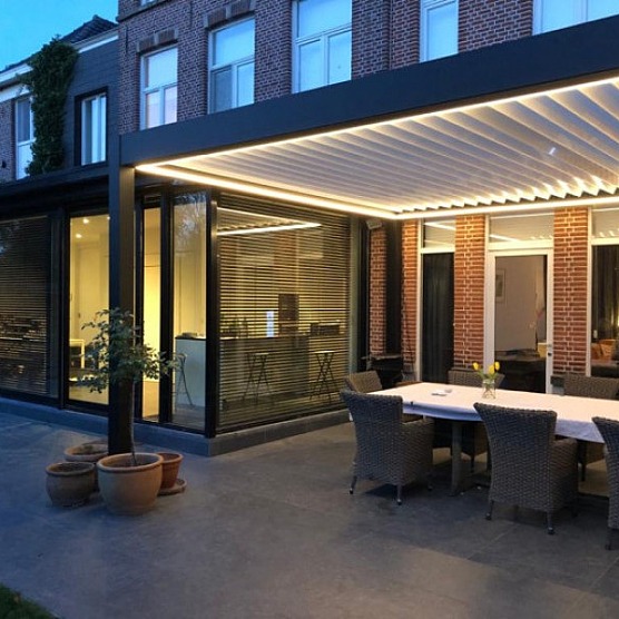 terrasoverkapping op maat Lamellendak overkapping led verlichting kantelbare lamellen aluminium lamellen