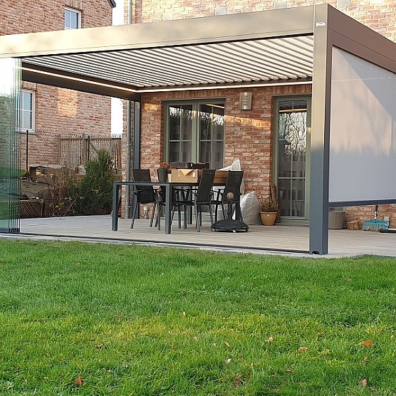 terrasoverkapping lamellendak Verano sfeer maatwerk screens antraciet structuur kantelbare lamellen