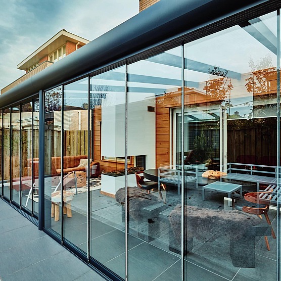moderne terrasoverkapping v910 garda maatwerk grote glaspartijen type zonwering