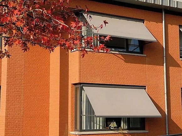 Uitvalscherm oranje muur