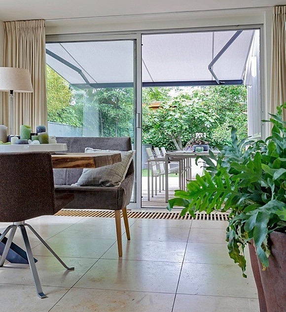 Knikarmscherm van binnenuit store banne banne solaire tente solaire store de terrasse