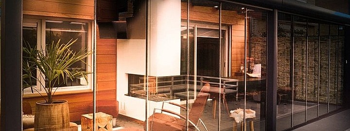aluminium overkapping met glaswand Verano avond
