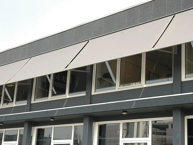 Sfeerbeeld uitvalscherm zonwering op maat gemaakt resize